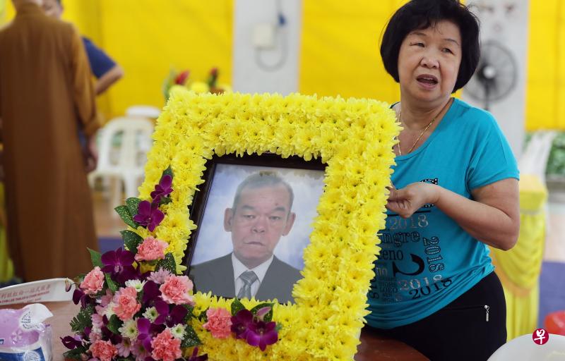 陈玛丽说,丈夫梁伟铭前天在滨海湾金沙捉精灵时,心脏病爆发逝世。 陈玛丽说,丈夫梁伟铭前天在滨海湾金沙捉精灵时,心脏病爆发逝世。