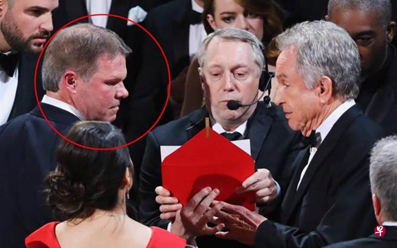 审计师布莱恩库利南(左)误把得奖信封交予华伦比堤(右),害他当众出丑。(互联网) 审计师布莱恩库利南(左)误把得奖信封交予华伦比堤(右),害他当众出丑。(互联网)