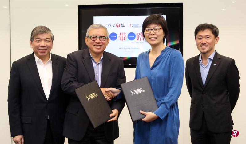 (左起)新加坡工商联合总会主席张松声、工商联合总会执行总裁何鸣杰、新加坡报业控股华文媒体集团主管李慧玲与报业控股副执行长陈康威在签订仪式上合影留念。(邝启聪摄) (左起)新加坡工商联合总会主席张松声、工商联合总会执行总裁何鸣杰、新加坡报业控股华文媒体集团主管李慧玲与报业控股副执行长陈康威在签订仪式上合影留念。(邝启聪摄)