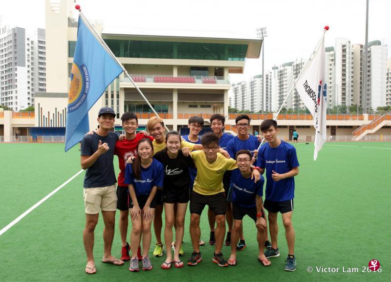 在豪雨中接力传递越野赛跑的火把和校旗的德新团队。(德新中学提供) 在豪雨中接力传递越野赛跑的火把和校旗的德新团队。(德新中学提供)