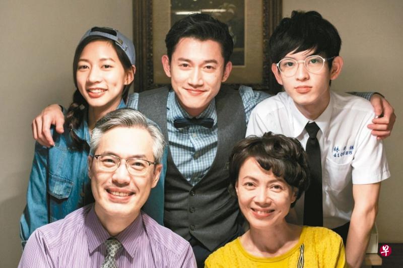 《恋爱沙尘暴》的故事环绕林家五人展开,包括父母樊光耀(前排左起)、柯淑勤,以及三名子女陈妤(后排左起)、吴慷仁、邓育凯。(网络照) 《恋爱沙尘暴》的故事环绕林家五人展开,包括父母樊光耀(前排左起)、柯淑勤,以及三名子女陈妤(后排左起)、吴慷仁、邓育凯。(网络照)