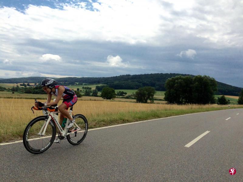 陈玉琳边骑脚踏车边欣赏风景。(受访者提供) 陈玉琳边骑脚踏车边欣赏风景。(受访者提供)
