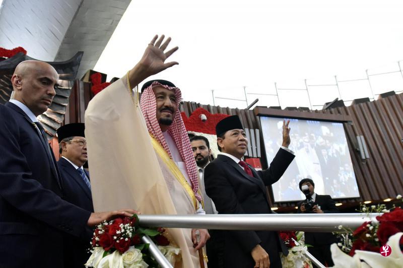 沙特阿拉伯国王萨勒曼(左二)昨日到访印尼国会,向全体议员挥手致意。(路透社) 沙特阿拉伯国王萨勒曼(左二)昨日到访印尼国会,向全体议员挥手致意。(路透社)