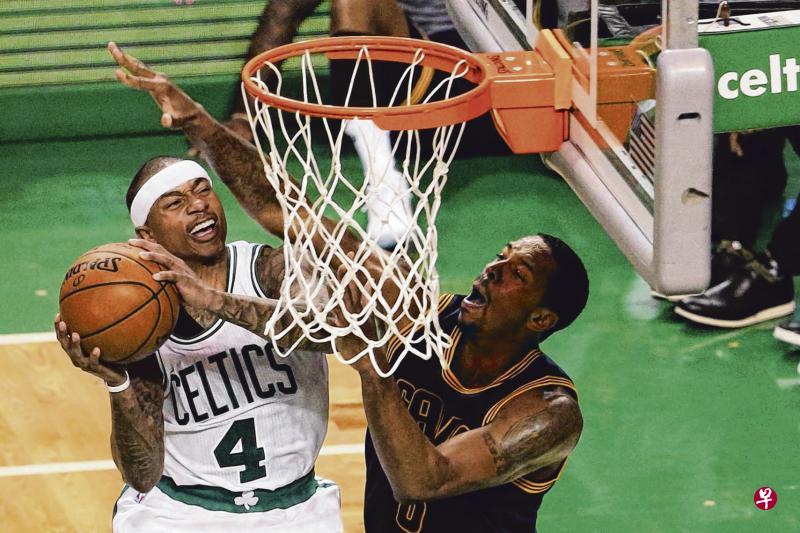 骑士前锋弗赖伊(右)伸长手臂,尝试阻止凯尔特人后卫伊赛亚·托马斯上篮得分。(法新社) 骑士前锋弗赖伊(右)伸长手臂,尝试阻止凯尔特人后卫伊赛亚·托马斯上篮得分。(法新社)