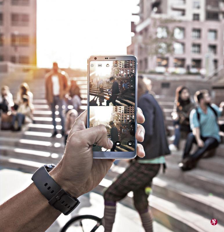 LG G6旗舰手机推出更新颖的互动模式。拍摄1:1比例的方块照片时,另一半屏幕能展示之前拍摄的照片,方便用户比较。 LG G6旗舰手机推出更新颖的互动模式。拍摄1:1比例的方块照片时,另一半屏幕能展示之前拍摄的照片,方便用户比较。