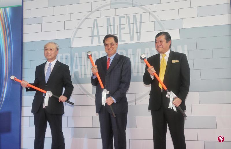 星桥腾飞集团总裁高启坤(中)连同东京建物代表董事主席兼执行长种桥牧夫(左)以及三井物产代表董事、总裁兼首席执行长安永竜夫,昨天在动土仪式上用大铁锤敲打假墙,墙壁随后“裂开”,展露新项目的构想图。(林国明摄) 星桥腾飞集团总裁高启坤(中)连同东京建物代表董事主席兼执行长种桥牧夫(左)以及三井物产代表董事、总裁兼首席执行长安永竜夫,昨天在动土仪式上用大铁锤敲打假墙,墙壁随后“裂开”,展露新项目的构想图。(林国明摄)