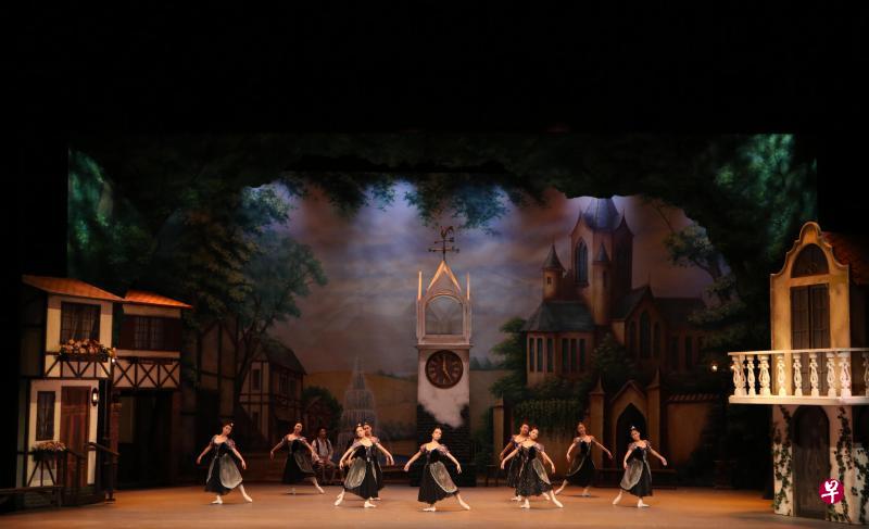 新加坡舞蹈剧场演出的爱情喜剧《葛蓓莉娅》,带有浓厚的田园诗意。 新加坡舞蹈剧场演出的爱情喜剧《葛蓓莉娅》,带有浓厚的田园诗意。