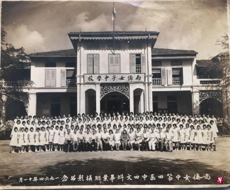 南侨女中第四届中四文科班毕业照,摄于1964年11月。前排右起第8位是校长林兰芳,作者为站立第一排学生右起第18位。(图片由李元瑾提供) 南侨女中第四届中四文科班毕业照,摄于1964年11月。前排右起第8位是校长林兰芳,作者为站立第一排学生右起第18位。(图片由李元瑾提供)