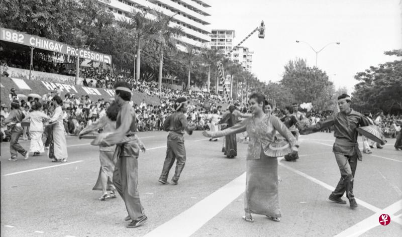1982年妆艺大游行上的马来舞蹈表演。(档案照) 1982年妆艺大游行上的马来舞蹈表演。(档案照)