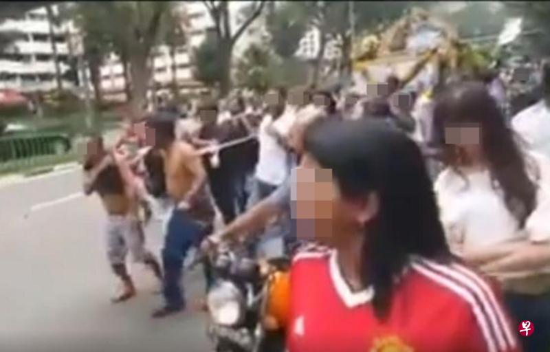 视频显示,男子不顾交通情况在马路上抬棺前行,同时高喊私会党口号。(视频截图) 视频显示,男子不顾交通情况在马路上抬棺前行,同时高喊私会党口号。(视频截图)