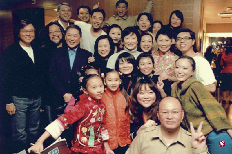 由上至下第二排左起:王伟忠、赖声川、白先勇、丁乃竺及林青霞。(摄于《宝岛一村》演出后台) 由上至下第二排左起:王伟忠、赖声川、白先勇、丁乃竺及林青霞。(摄于《宝岛一村》演出后台)