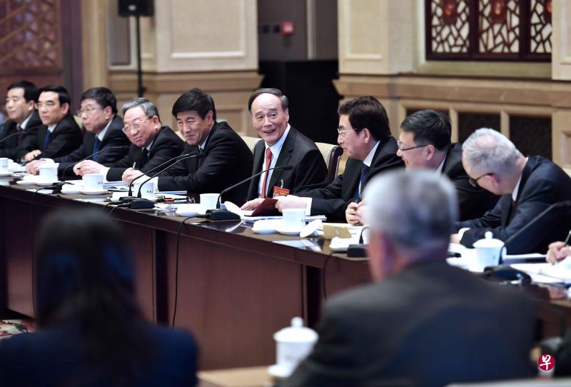 王岐山(右四)昨天参加十二届全国人大五次会议北京代表团的审议。(新华社) 王岐山(右四)昨天参加十二届全国人大五次会议北京代表团的审议。(新华社)