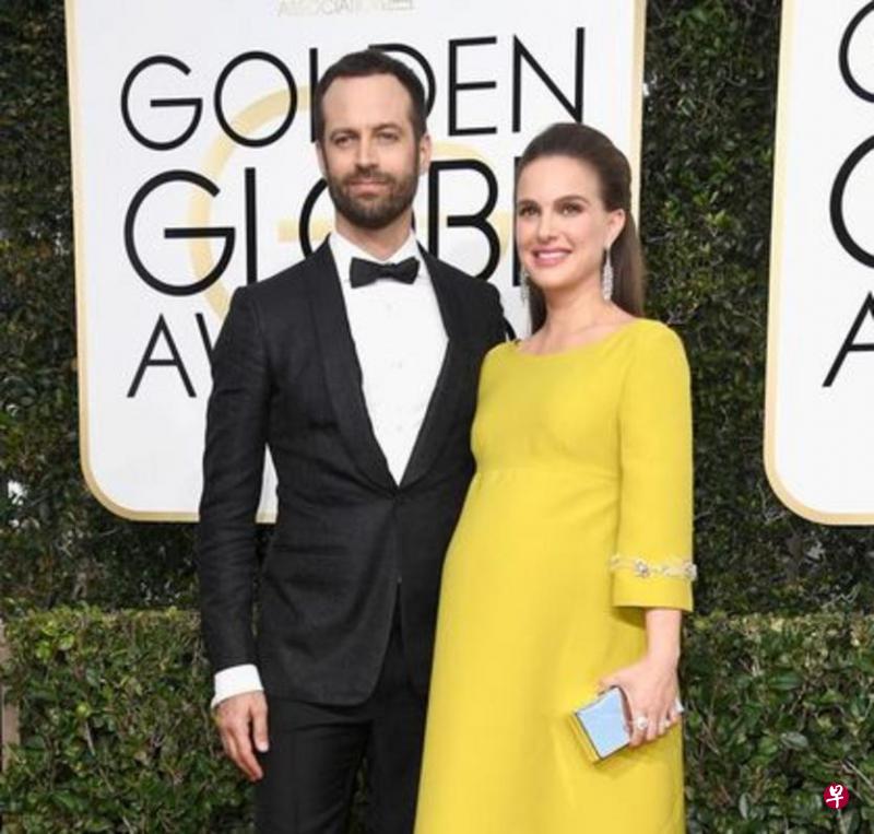 娜塔莉波曼(右)与老公今年1月曾出席金球奖与美国演员工会奖颁奖典礼。(网络图) 娜塔莉波曼(右)与老公今年1月曾出席金球奖与美国演员工会奖颁奖典礼。(网络图)