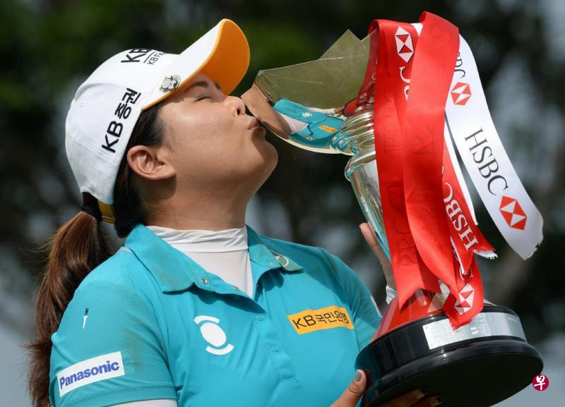 朴仁妃后来居上,赢得新加坡女子冠军高球赛锦标后亲吻奖杯。(法新社) 朴仁妃后来居上,赢得新加坡女子冠军高球赛锦标后亲吻奖杯。(法新社)