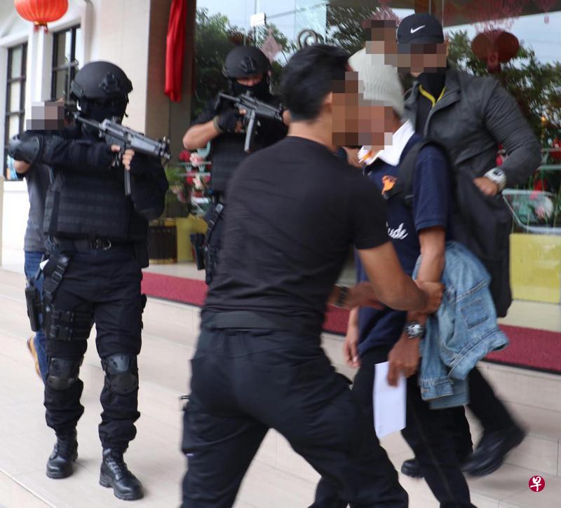 马来西亚警方上月在雪隆地区逮捕七名恐怖嫌犯。当局抓捕这名嫌犯时,还派出特警持枪戒备。(星洲日报) 马来西亚警方上月在雪隆地区逮捕七名恐怖嫌犯。当局抓捕这名嫌犯时,还派出特警持枪戒备。(星洲日报)