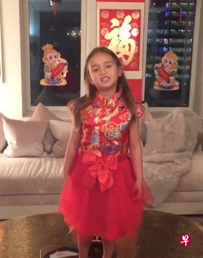 去年阿拉贝拉身穿中国式洋装朗读中国诗词的影片在中国疯传。(网路照片) 去年阿拉贝拉身穿中国式洋装朗读中国诗词的影片在中国疯传。(网路照片)