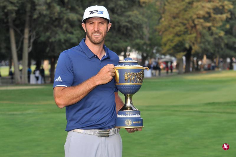 美国好手约翰逊以一杆之优夺得个人连续第二项锦标后,与奖杯合影。(今日美国) 美国好手约翰逊以一杆之优夺得个人连续第二项锦标后,与奖杯合影。(今日美国)