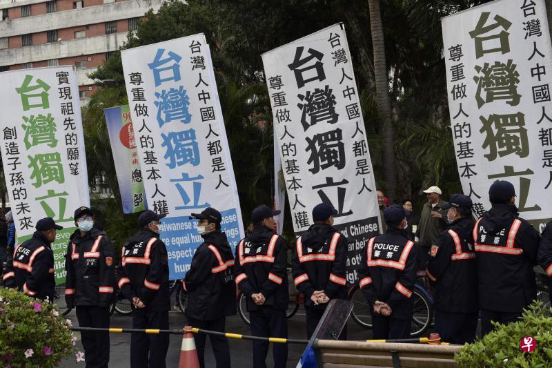今年二二八事件70周年,台湾独派人士高举“台湾独立”旗帜。还有人在中正纪念堂焚烧青天白日旗,各地蒋介石铜像也遭破坏,追究二二八事件责任之声再起。(法新社) 今年二二八事件70周年,台湾独派人士高举“台湾独立”旗帜。还有人在中正纪念堂焚烧青天白日旗,各地蒋介石铜像也遭破坏,追究二二八事件责任之声再起。(法新社)