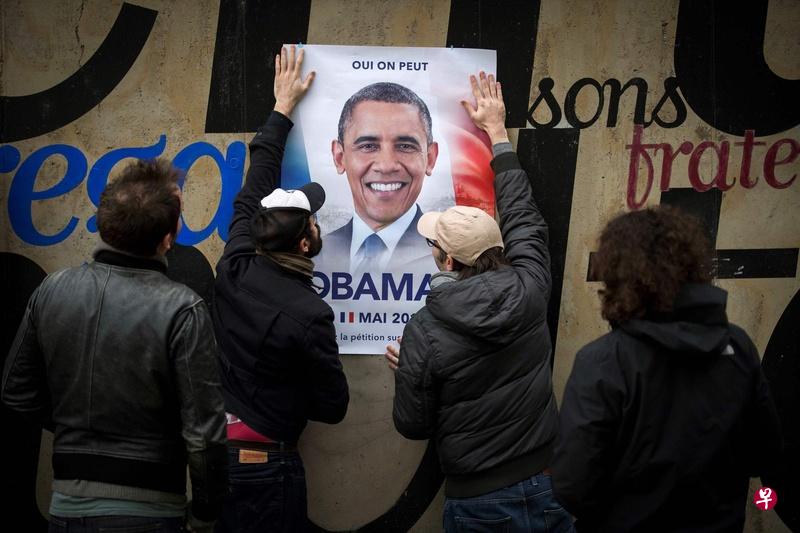 巴黎一些地点贴出了印有奥巴马招牌笑容的海报。(法新社) 巴黎一些地点贴出了印有奥巴马招牌笑容的海报。(法新社)