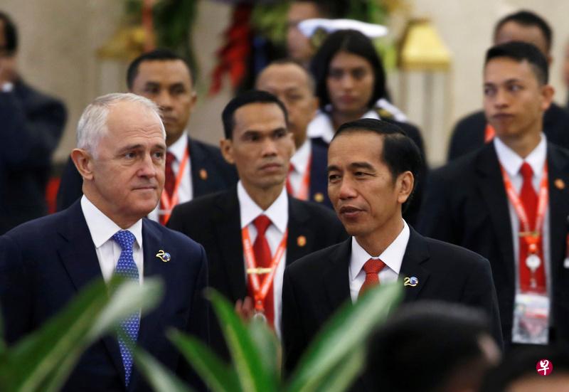 特恩布尔(左)与佐科(右)在环印度洋区域合作联盟峰会上碰面。(路透社) 特恩布尔(左)与佐科(右)在环印度洋区域合作联盟峰会上碰面。(路透社)