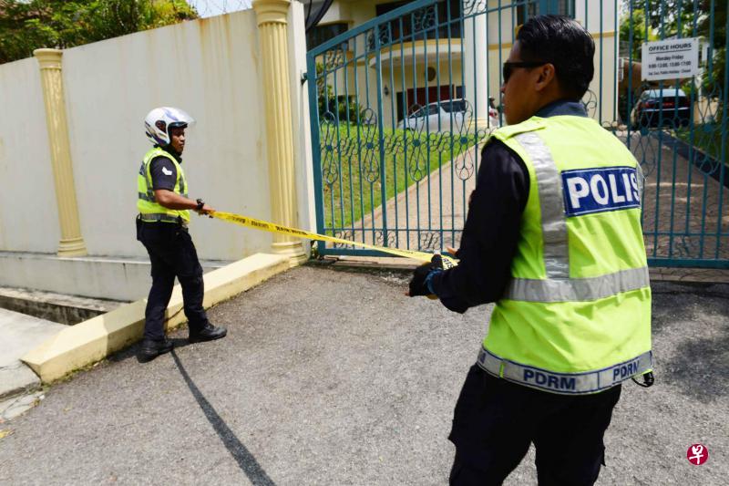 马国警方昨天在朝鲜大使馆大门外拉起黄色警戒线,禁止馆内所有人员出入,引起领事金有成不满。双方交涉后,警方在下午撤除警戒线并同意放行。(中国报) 马国警方昨天在朝鲜大使馆大门外拉起黄色警戒线,禁止馆内所有人员出入,引起领事金有成不满。双方交涉后,警方在下午撤除警戒线并同意放行。(中国报)