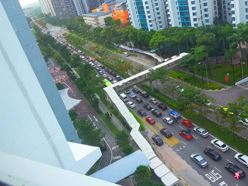 淡滨尼高速公路朝往樟宜机场方向昨天上午发生交通事故，造成榜鹅多条道路交通严重拥堵，有居民将塞车的照片和视频上传至社交媒体。（取自面簿）