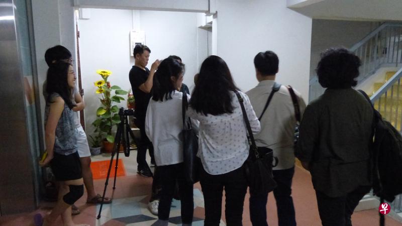 许多民众和媒体昨晚去参观“黄金楼梯”。 许多民众和媒体昨晚去参观“黄金楼梯”。