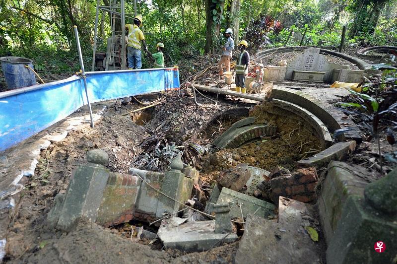 约两米长、两米宽的坟墓因工程导致泥土松软坍塌。
