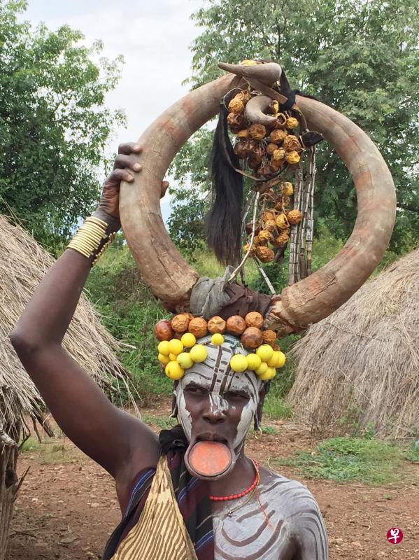 红色的唇盘像大舌头,加上头饰形成独特的美学。 红色的唇盘像大舌头,加上头饰形成独特的美学。