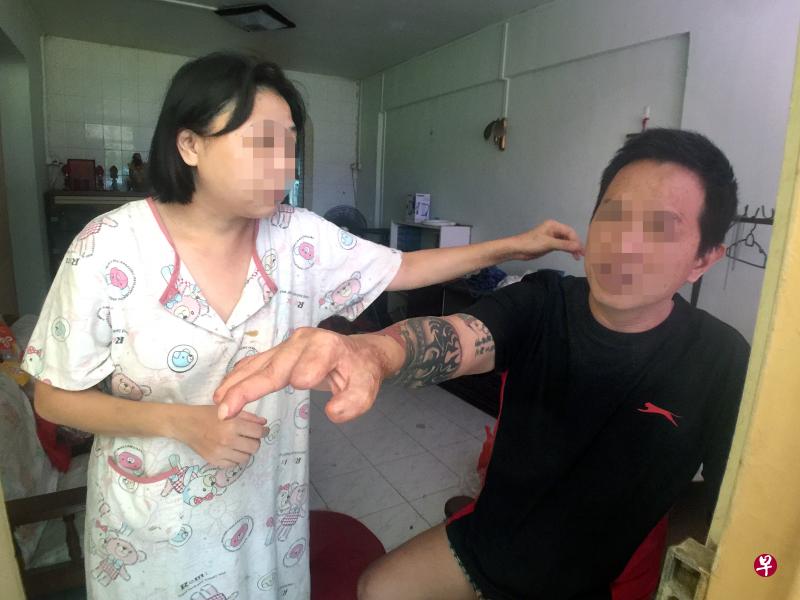 陈女士表示，丈夫出车祸，导致头部创伤，两根手指截断，无法工作。
