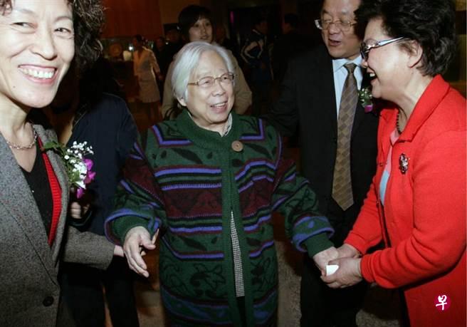 胡耀邦的夫人李昭(中),昨日下午于北京因病去世(图片:中新社) 胡耀邦的夫人李昭(中),昨日下午于北京因病去世(图片:中新社)