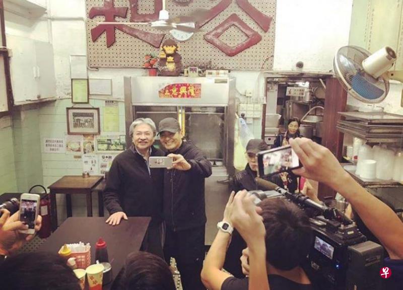 香港特首候选人曾俊华与“民间特首”周润发在豆花外卖店“公和”玩自拍和接受媒体采访。(互联网) 香港特首候选人曾俊华与“民间特首”周润发在豆花外卖店“公和”玩自拍和接受媒体采访。(互联网)