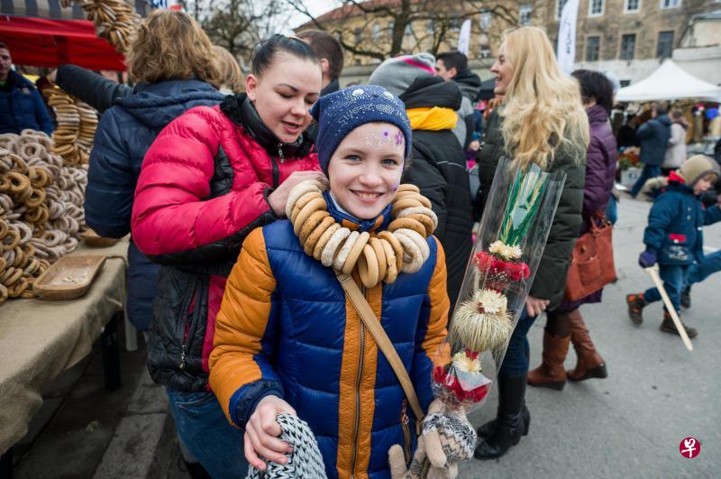 卡祖卡斯市集吸引各地商贩售卖各种手工制作的工艺品及生活用品。 卡祖卡斯市集吸引各地商贩售卖各种手工制作的工艺品及生活用品。