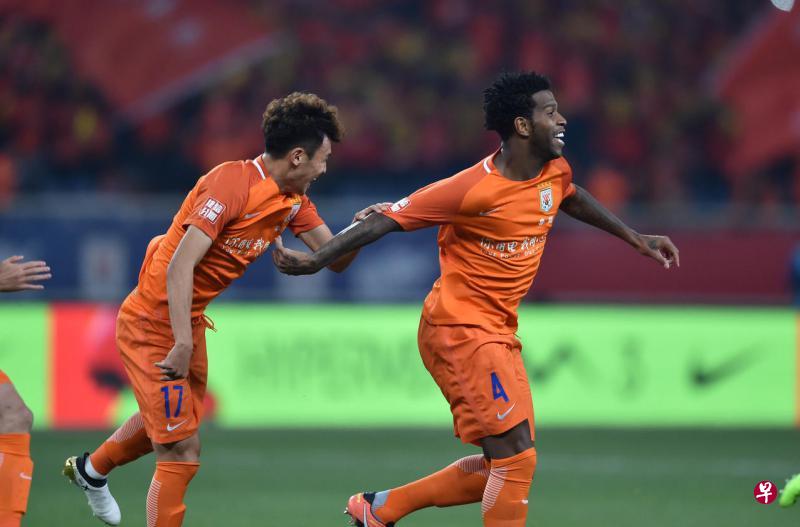 外援吉尔(右)首开纪录,协助山东鲁尼战胜上届冠军广州恒大。(新华社) 外援吉尔(右)首开纪录,协助山东鲁尼战胜上届冠军广州恒大。(新华社)