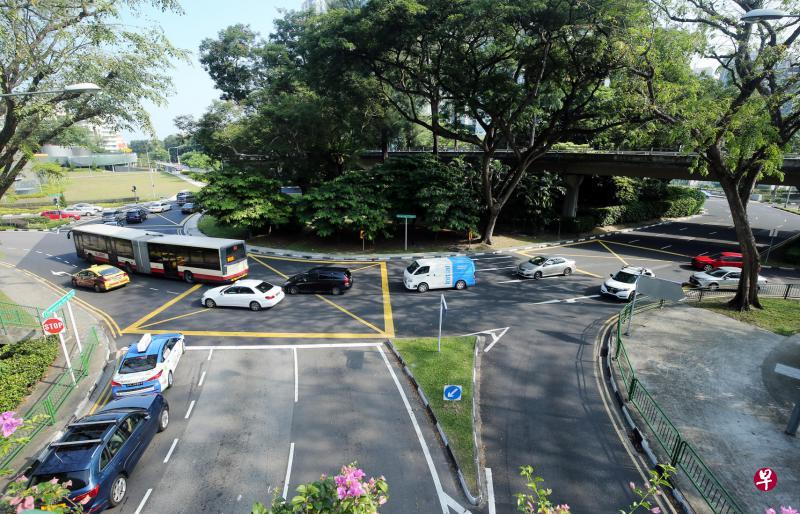 目前纽顿圈路口共有三个交通灯,陆交局将多设两个,让交通圈所有路口都改由交通灯控制,为车辆提供更明确的方向指示。(林国明摄) 目前纽顿圈路口共有三个交通灯,陆交局将多设两个,让交通圈所有路口都改由交通灯控制,为车辆提供更明确的方向指示。(林国明摄)