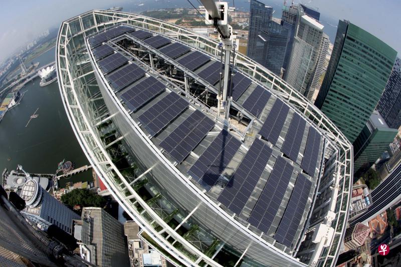 海洋金融中心自2012年响应“照亮滨海湾”号召,除了在活动期间节省能源,大厦内外也备有许多绿色功能如屋顶上的太阳能板,一年到头都能省电。(吉宝提供) 海洋金融中心自2012年响应“照亮滨海湾”号召,除了在活动期间节省能源,大厦内外也备有许多绿色功能如屋顶上的太阳能板,一年到头都能省电。(吉宝提供)