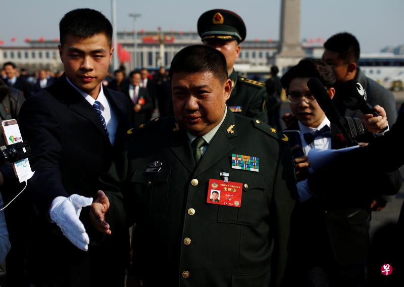 3月3日,出席本次全国政协会议开幕式的中共开国领袖毛泽东之孙毛新宇,在北京人民大会堂外被媒体包围。(路透社) 3月3日,出席本次全国政协会议开幕式的中共开国领袖毛泽东之孙毛新宇,在北京人民大会堂外被媒体包围。(路透社)