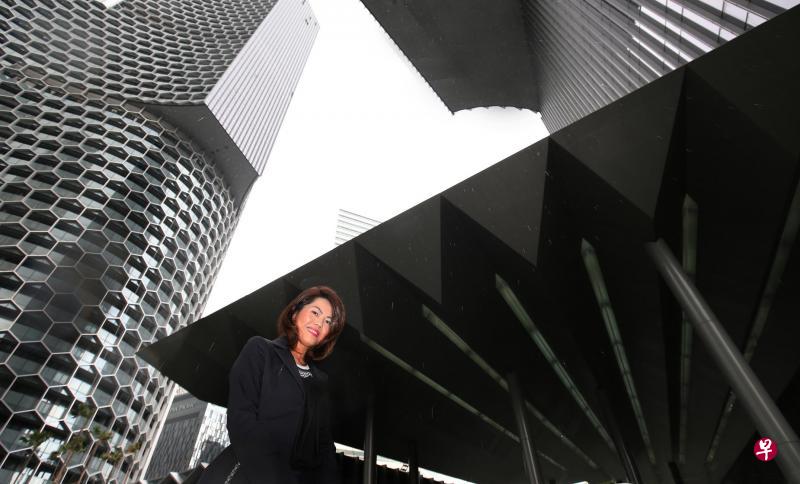 位于白沙浮一带的双景坊集合办公楼、私宅、零售店面和酒店于一体。马新公司总裁陈碧敏在回顾有关发展项目的开发过程时表示,从无到有,过去五年虽然有很多艰辛,但也有很多收获。(周柏荣摄) 位于白沙浮一带的双景坊集合办公楼、私宅、零售店面和酒店于一体。马新公司总裁陈碧敏在回顾有关发展项目的开发过程时表示,从无到有,过去五年虽然有很多艰辛,但也有很多收获。(周柏荣摄)