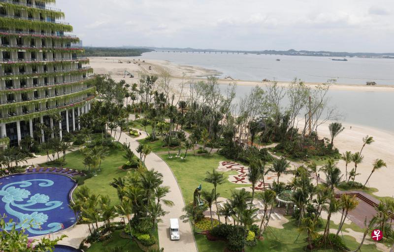 中国发展商碧桂园的森林城市计划在柔佛振林山的填海地段初显规模,且可看到远处的新马第二通道大桥。(路透社) 中国发展商碧桂园的森林城市计划在柔佛振林山的填海地段初显规模,且可看到远处的新马第二通道大桥。(路透社)