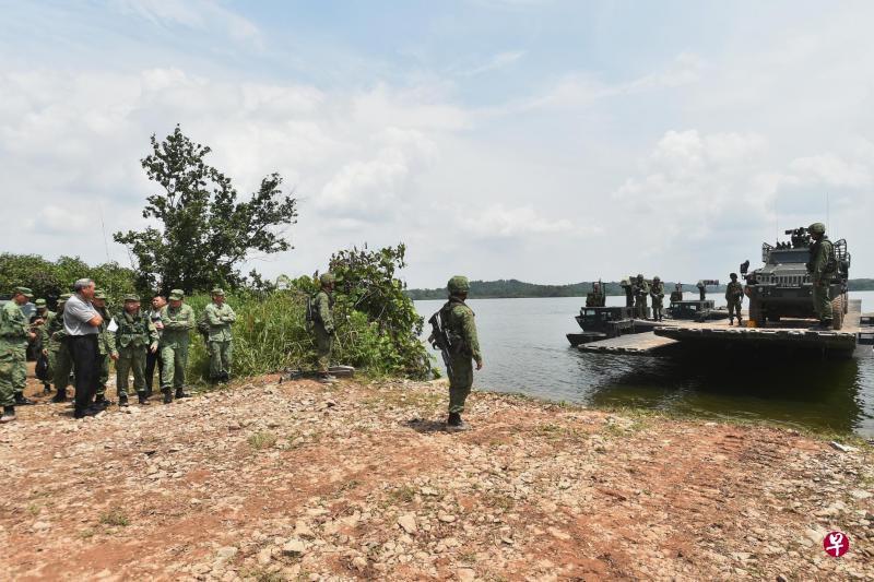 国防部长黄永宏医生(灰衣者)到工兵部队渡河演习观察士兵如何利用既可搭桥又可涉水的M3G舟桥筏,运送装甲支援车。(国防部提供) 国防部长黄永宏医生(灰衣者)到工兵部队渡河演习观察士兵如何利用既可搭桥又可涉水的M3G舟桥筏,运送装甲支援车。(国防部提供)