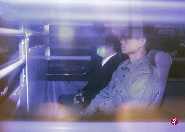 曾荫权13日早一身西装打扮,双手被扣上手铐,被押往高等法院聆讯。 曾荫权13日早一身西装打扮,双手被扣上手铐,被押往高等法院聆讯。