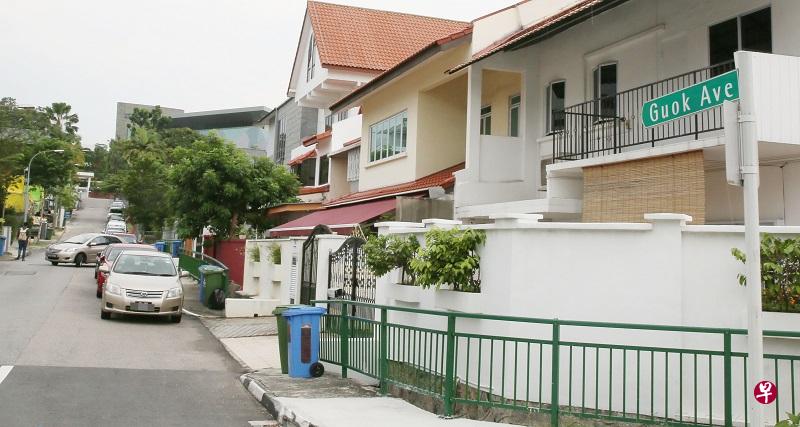 兄弟的父亲生前将位于巴西班让一带的有地住宅则留给妻子和二女儿。 兄弟的父亲生前将位于巴西班让一带的有地住宅则留给妻子和二女儿。