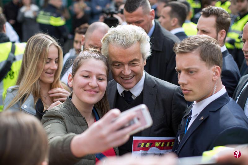 维尔德斯(右二)在多名保镖护卫下,前天到荷兰东南的法肯堡拉票,他誓言带领自由党赢取最多国会议席。(彭博社) 维尔德斯(右二)在多名保镖护卫下,前天到荷兰东南的法肯堡拉票,他誓言带领自由党赢取最多国会议席。(彭博社)