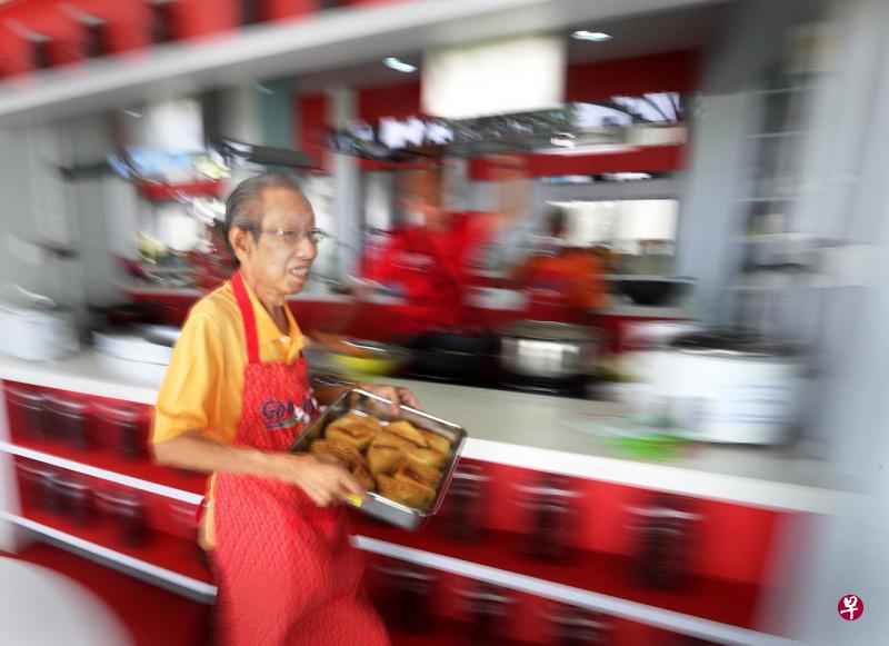 辜作宜每天到快乐厨房帮忙,忙进忙出之余,也见见朋友。 辜作宜每天到快乐厨房帮忙,忙进忙出之余,也见见朋友。