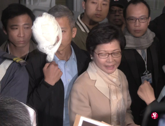 示威者向林郑月娥抛出一团纸巾,不过没有丢中她。(明报网) 示威者向林郑月娥抛出一团纸巾,不过没有丢中她。(明报网)