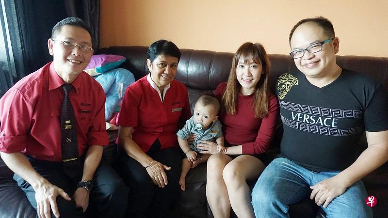 宝宝获救,父母对地铁站工作人员表达感激。 宝宝获救,父母对地铁站工作人员表达感激。