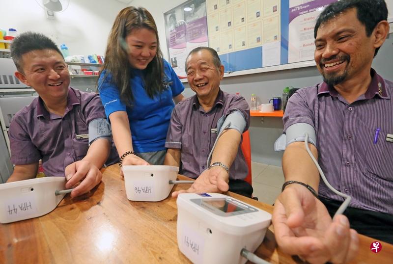 李再成上课学保健,还学会自己测量血压。 李再成上课学保健,还学会自己测量血压。