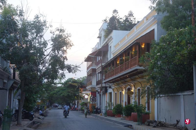 南印度本地治里市的法国区充满着悠闲的气息。 南印度本地治里市的法国区充满着悠闲的气息。