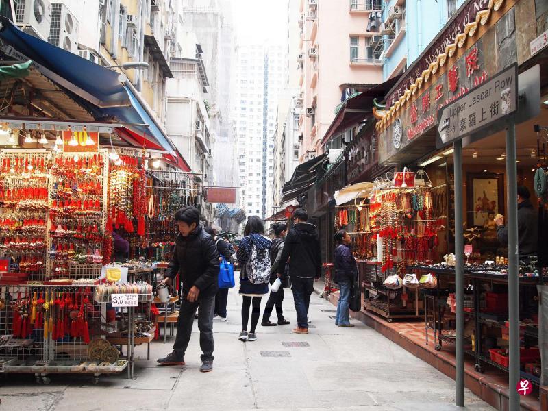 位于香港老街区的摩罗上街是古玩市集散地。