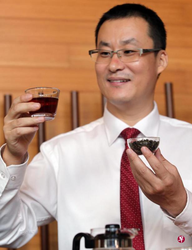 国大杨潞龄医学院心理医学系助理教授封磊：多喝红茶、绿茶和乌龙茶等对脑部有益，是个简单但不贵的预防失智症方式。（邬福梁摄）